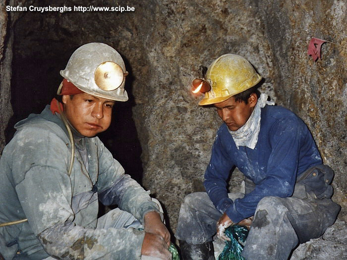 Potosi - Mijnwerkers De mijnen van Cerro Rico (rijke heuvel) worden al meer dan 300 jaar geëploiteerd. In mensonwaardige omstandigheden werkten hier ooit 20 000 mensen. Wij dalen af in de wirwar van gangen met coca-bladen en dynamiet op zak om de mijnwerkers die ons rondleiden te bedanken. Stefan Cruysberghs